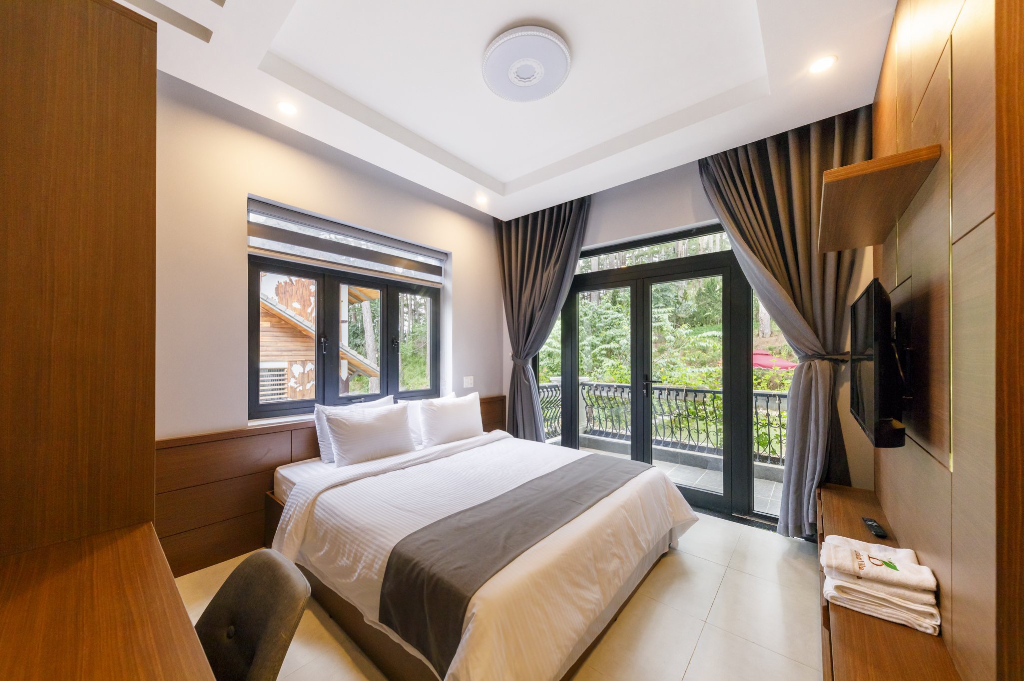 WHITE VILLA