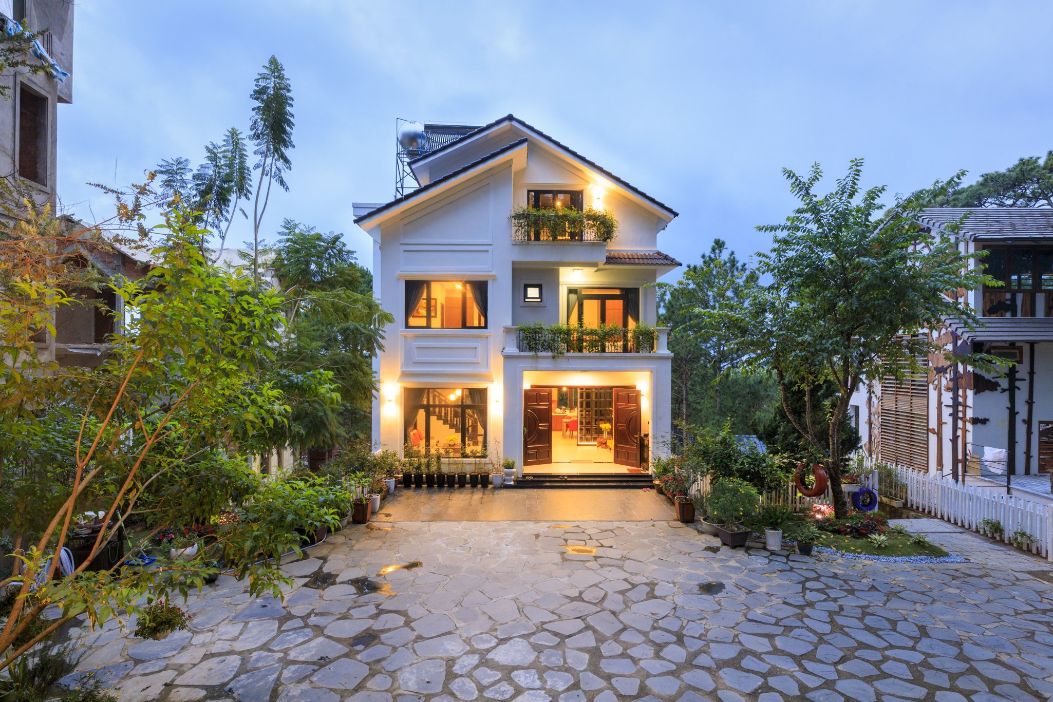 WHITE VILLA