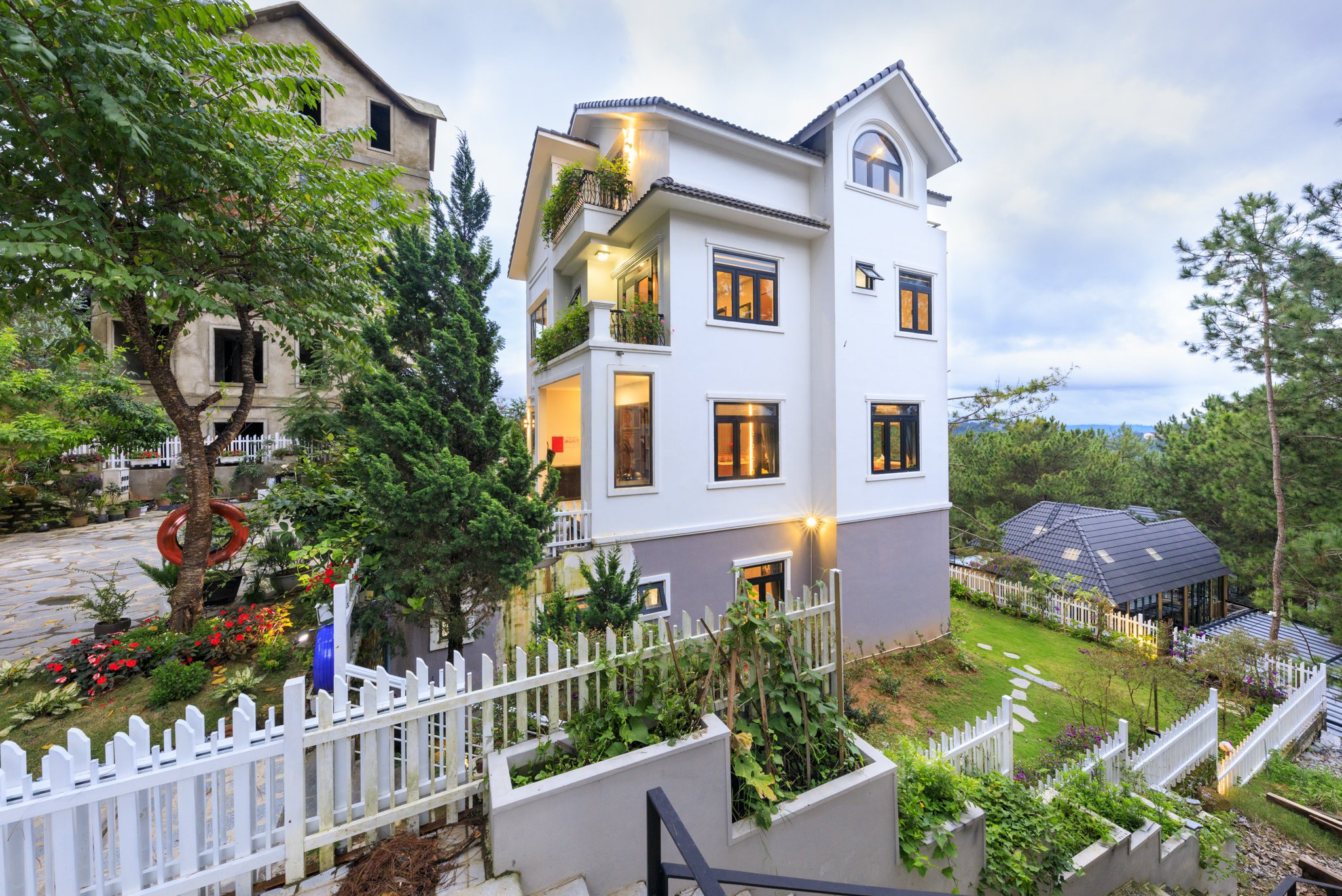 WHITE VILLA