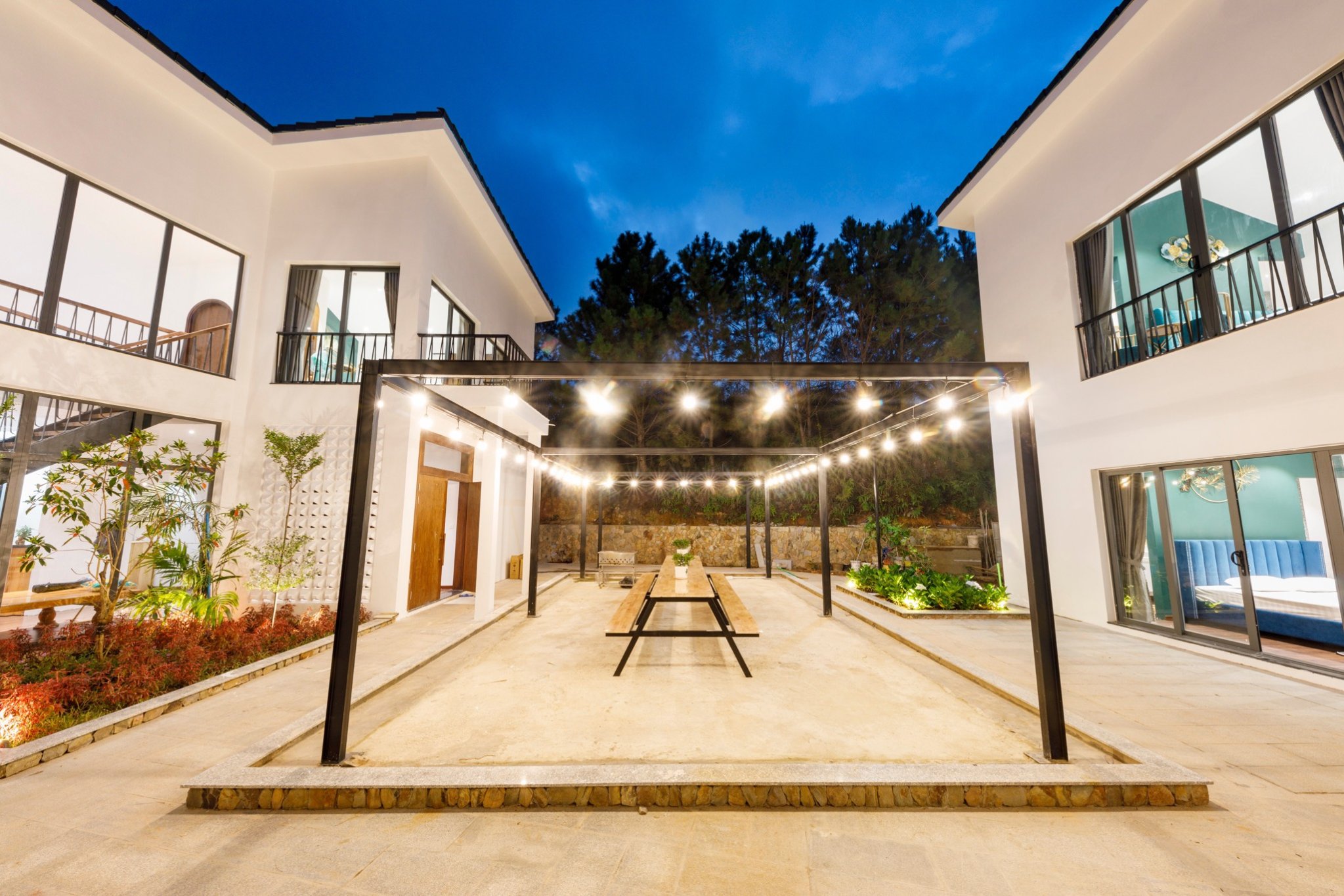 WHITE NAM HỒ VILLA