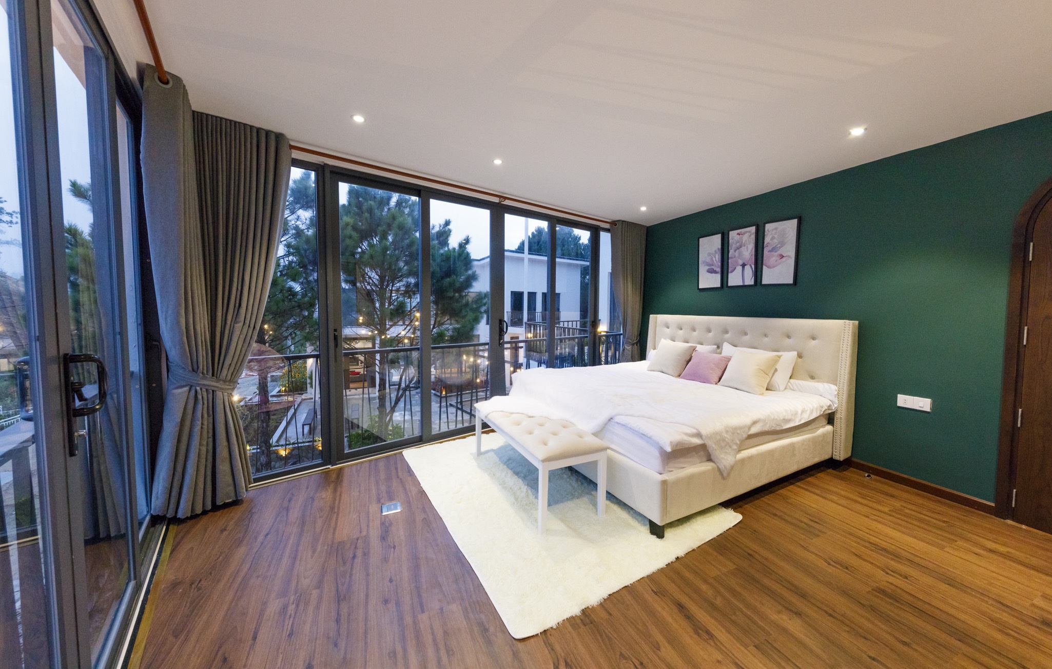 WHITE NAM HỒ VILLA