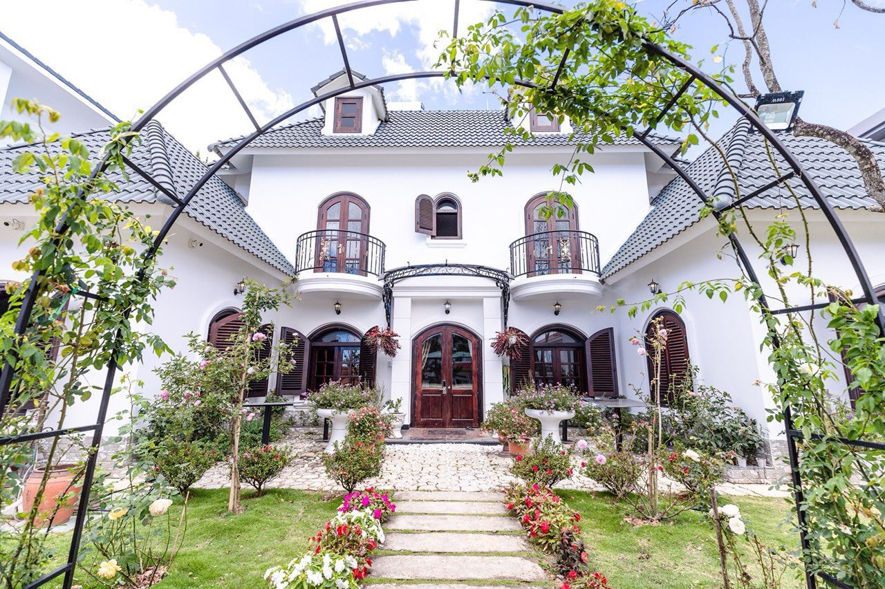 NAM HỒ 8.3 VILLA