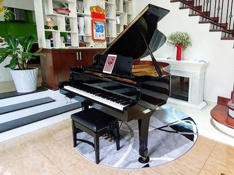 YAMAHA C3