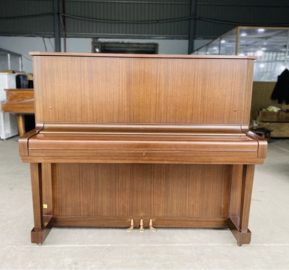 YAMAHA U5