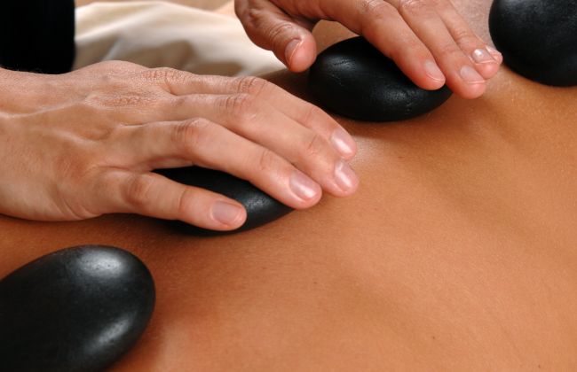 4 CÔNG DỤNG CỦA MASSAGE ĐÁ NÓNG BẠN KHÔNG THỂ NÀO BỎ QUA