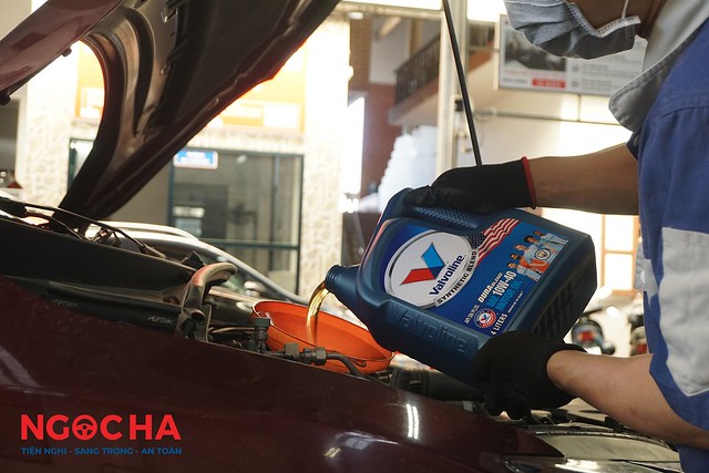 Dịch vụ thay dầu nhớt ô tô chính hãng