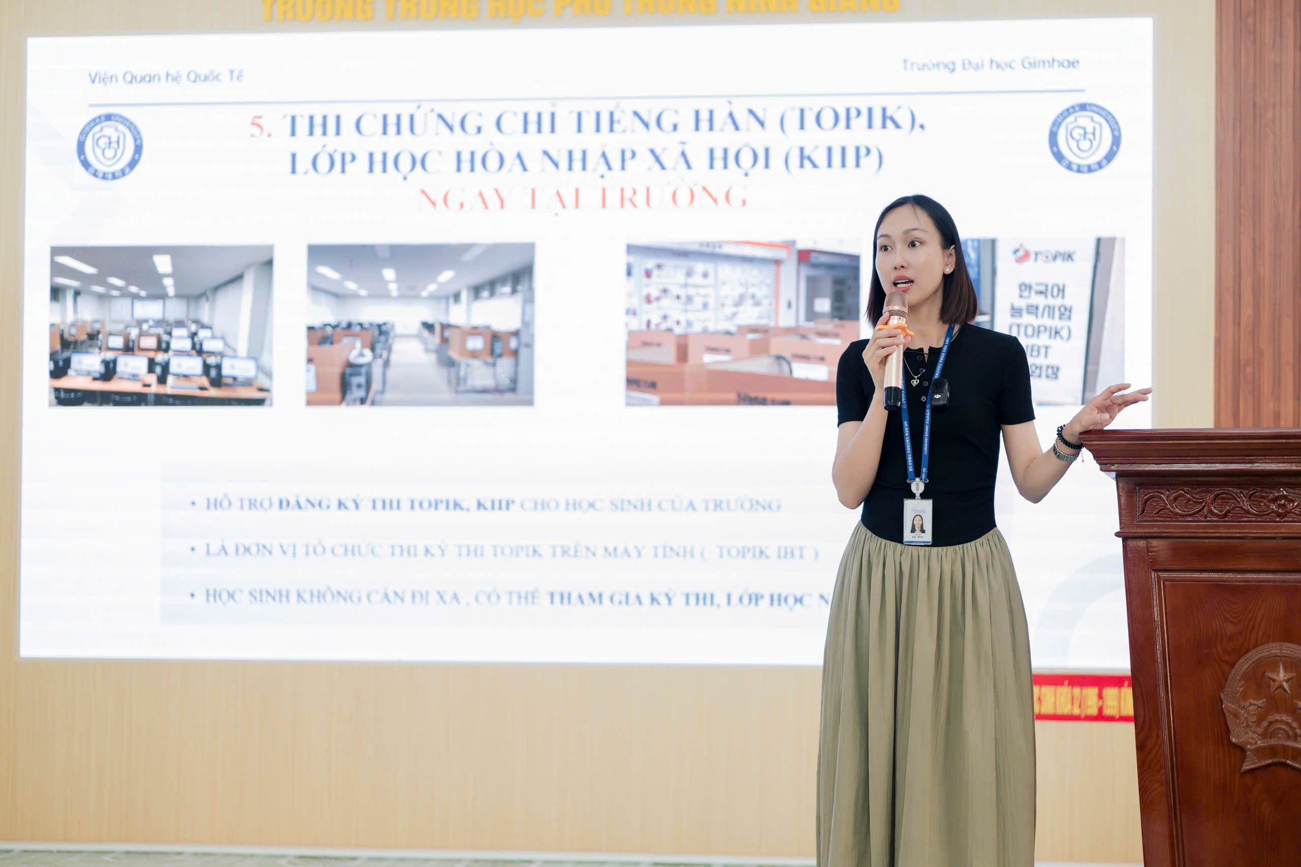 Cô Phan Thị Bích đại diện trường Gimhea giới thiệu về trường