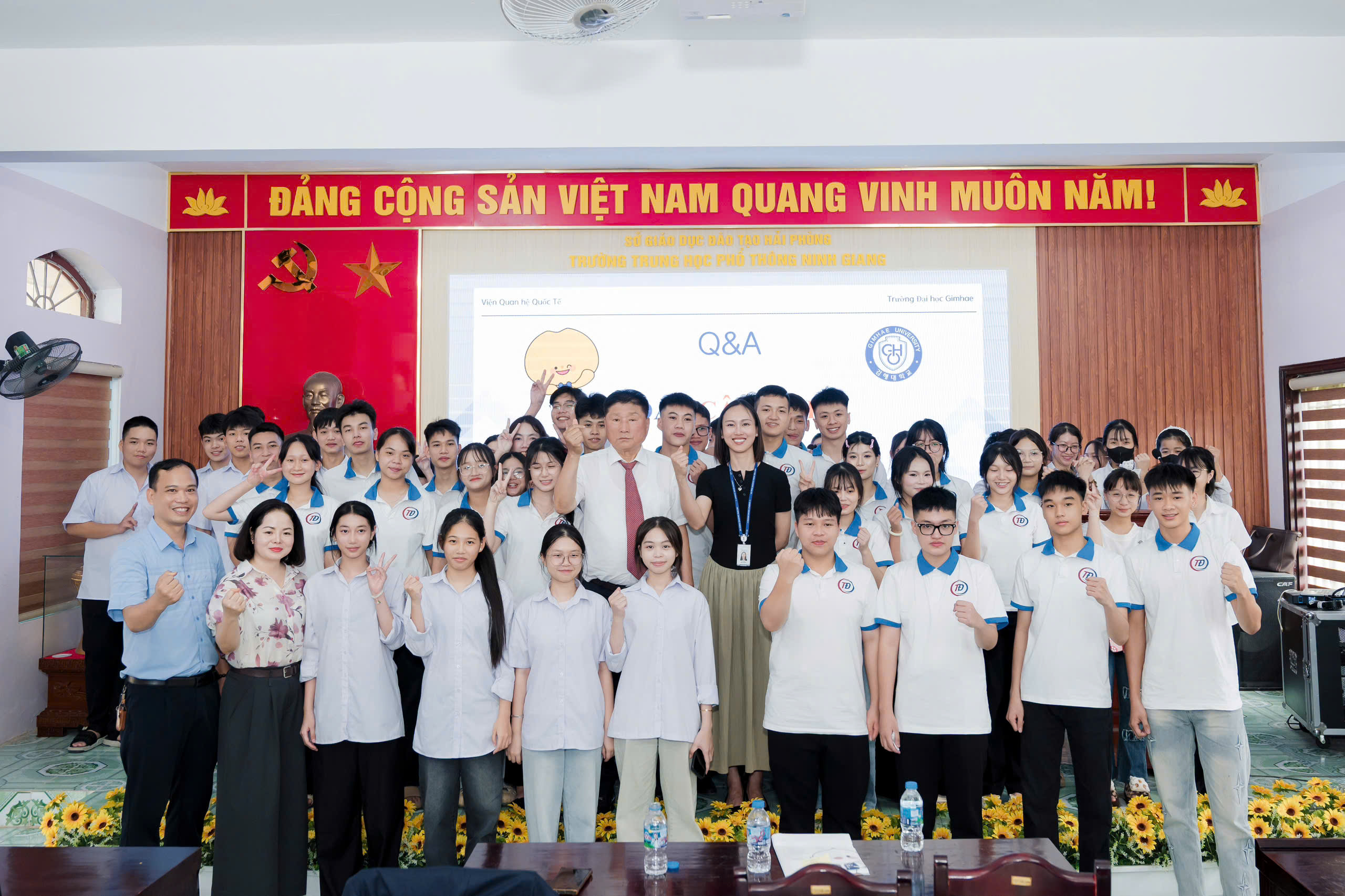 những bức ảnh lưu niệm giữa Thầy Pyun Kumsik và học sinh của công ty du học quốc tế Trọng Điền