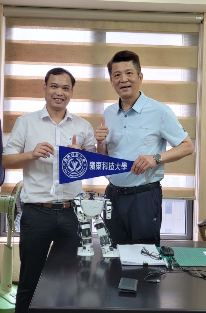 chụp ảnh lưu niệm cùng thầy Lâm đại diện trường Lĩnh Đông