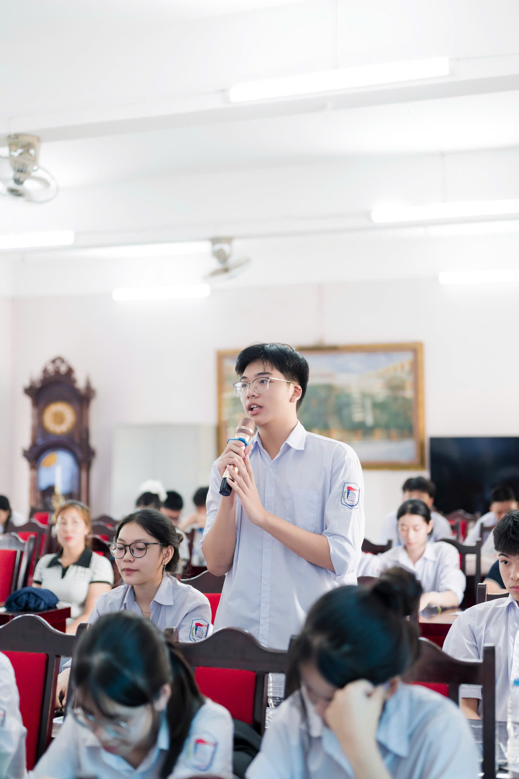 giao lưu và hỏi đáp giữa nhà trường và học sinh