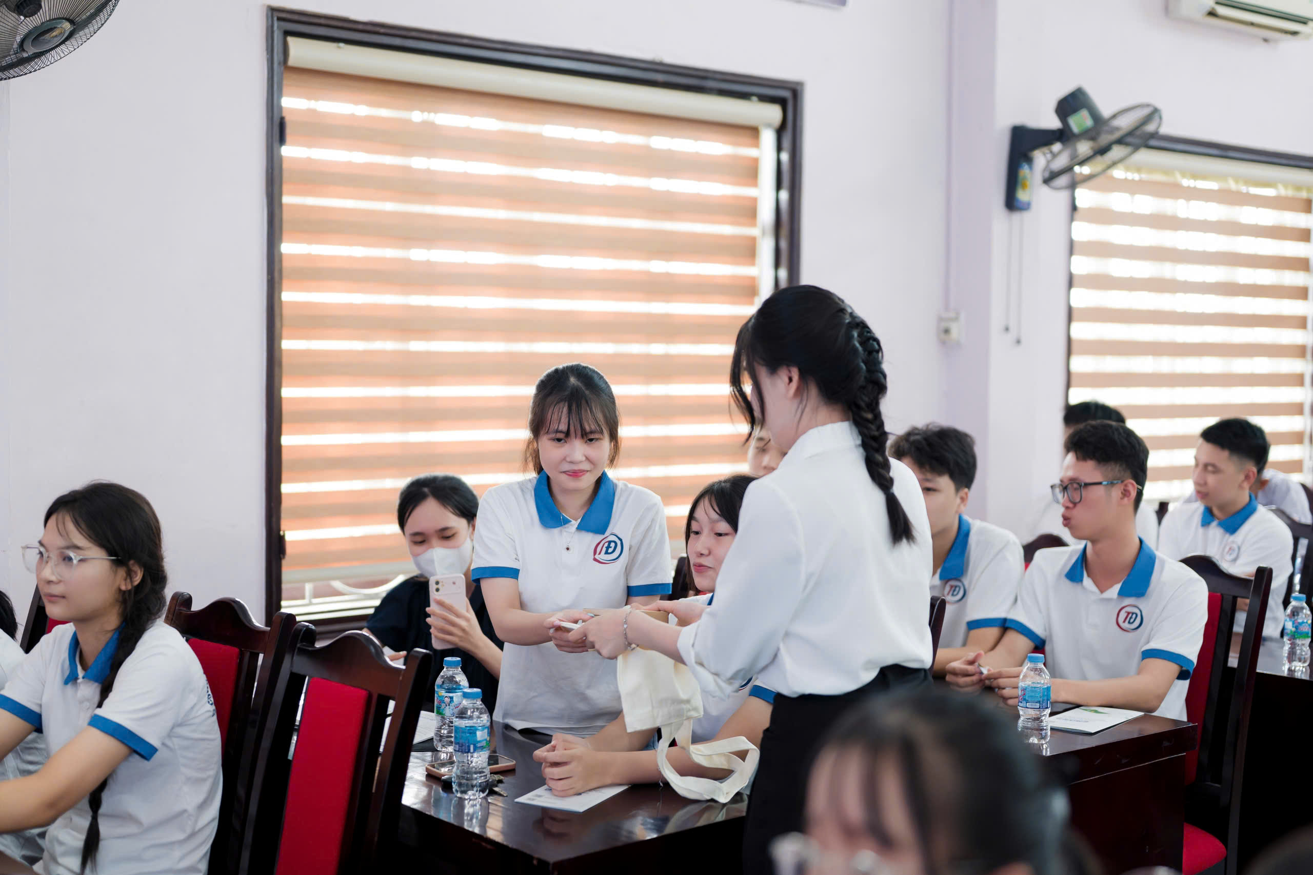 Học viên nhận quà lưu niệm tai hội thảo