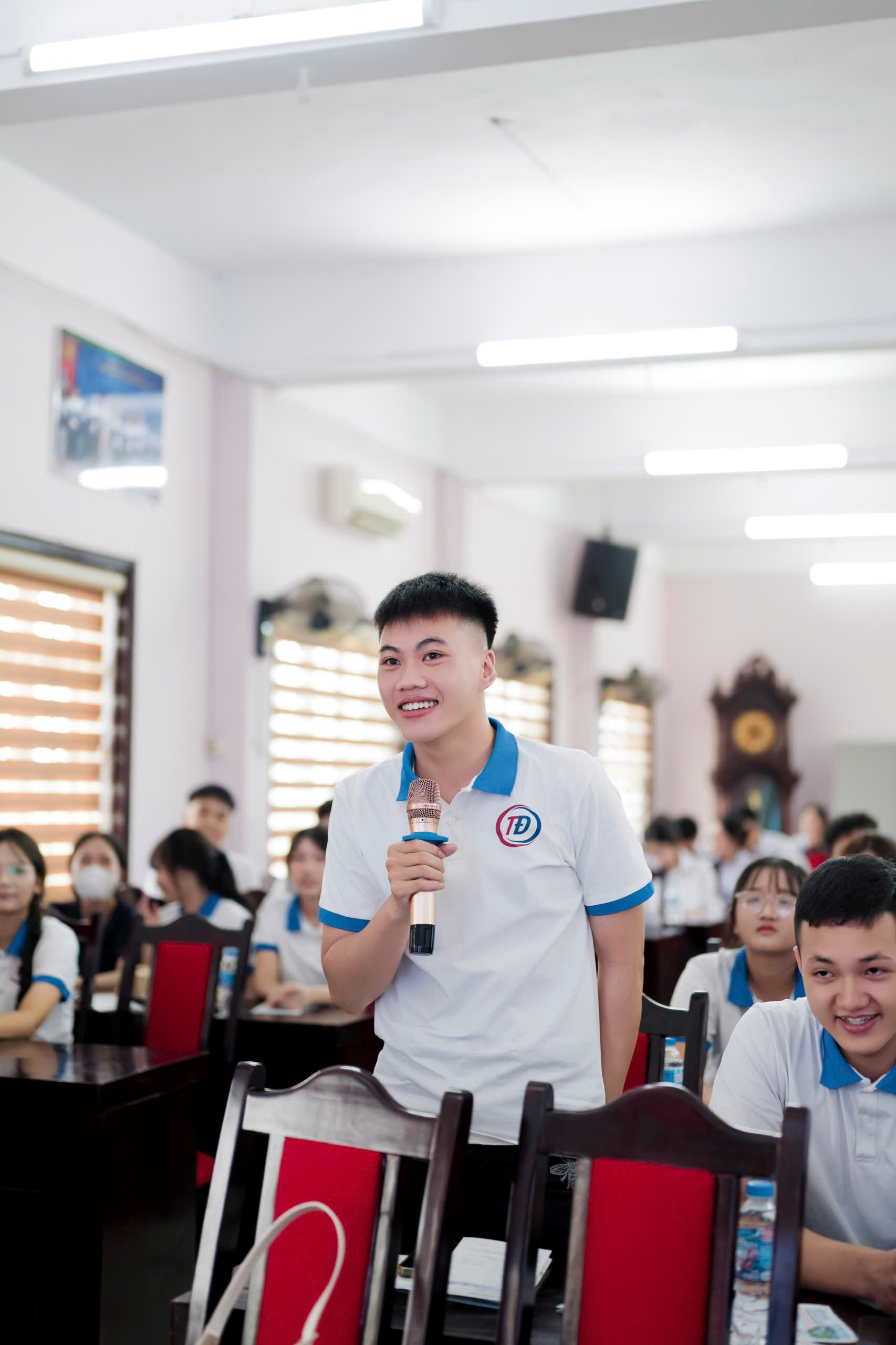 Học sinh đặt câu hỏi với Thầy Pyun Kumsik về chương trình học bổng tại hội thảo