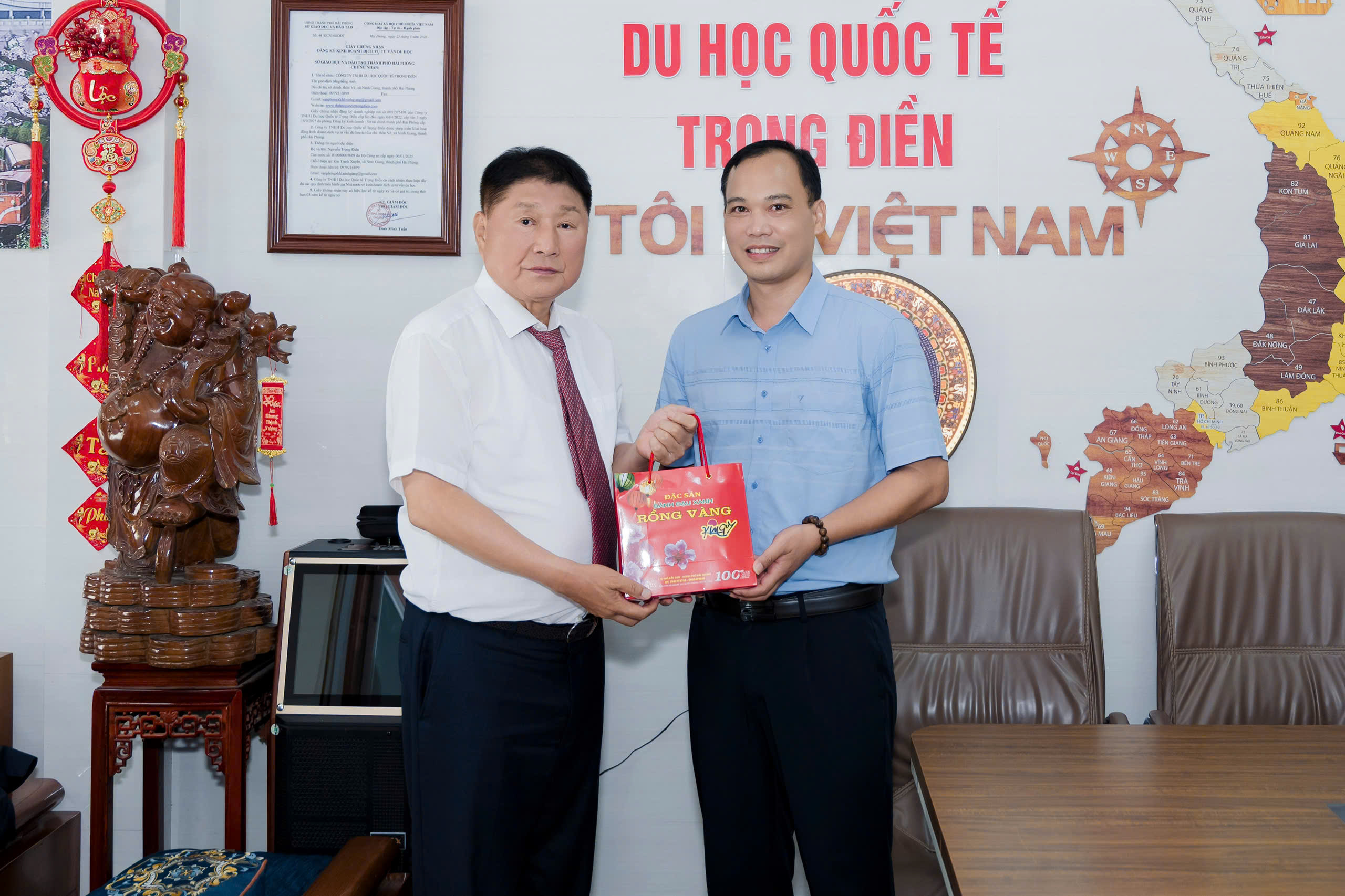 tổng giám đốc công ty tặng quà Thầy Pyun Kumsik nhân dịp về thăm công ty