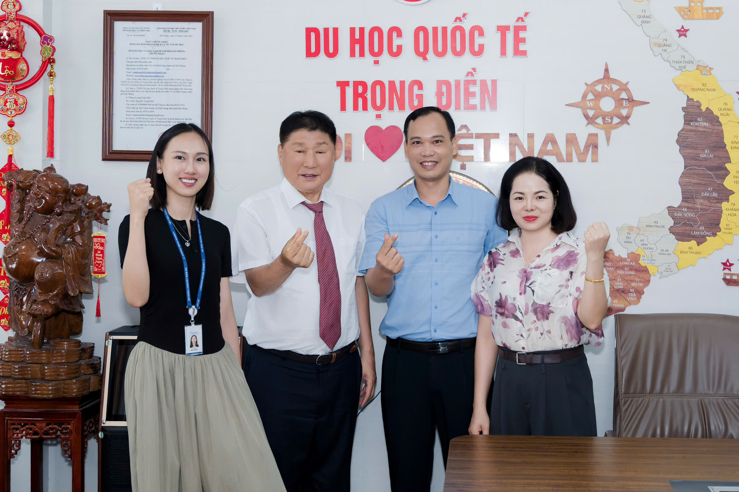 Thầy Pyun Kumsik thăm công ty và chụp ảnh lưu niệm