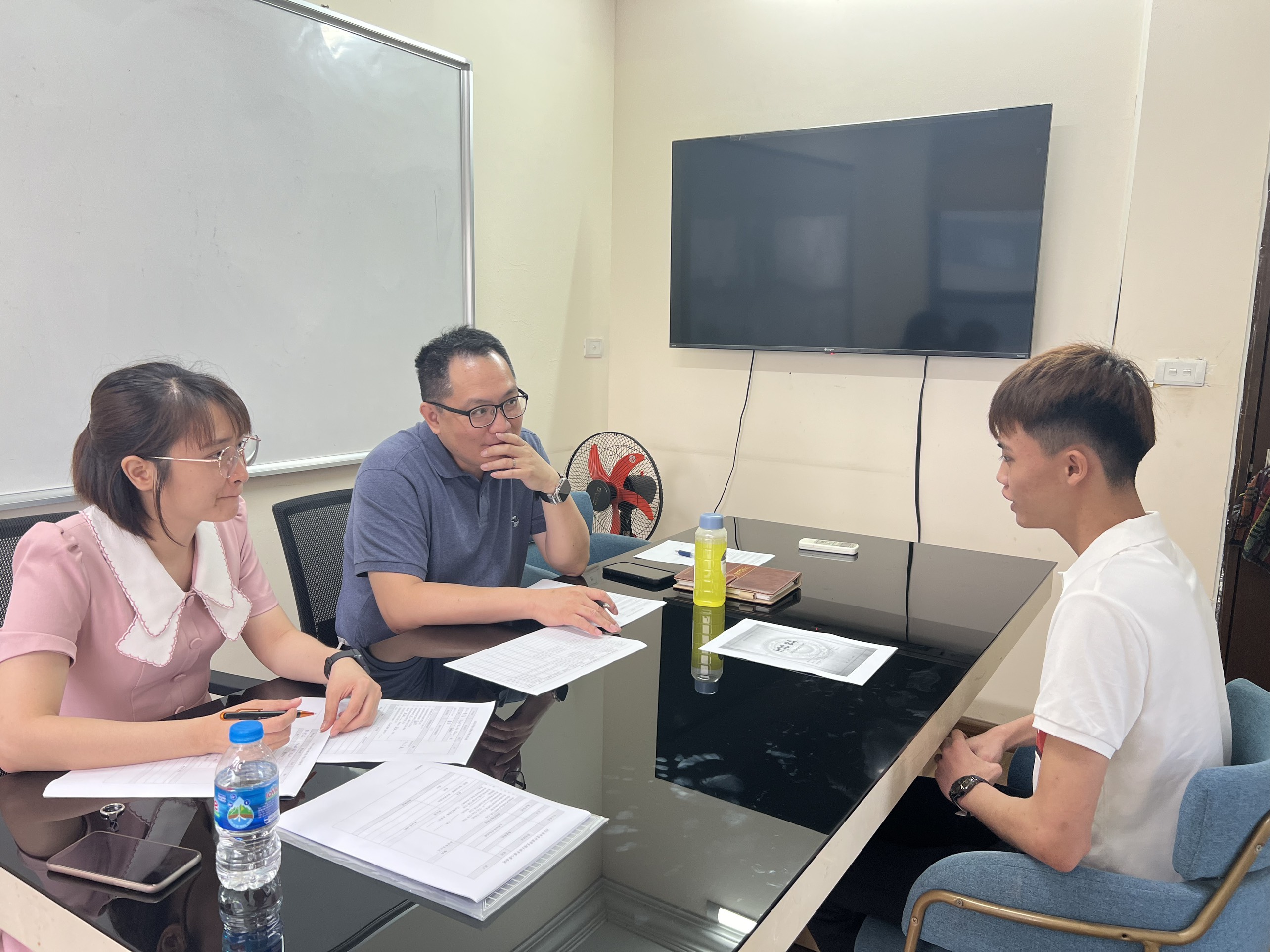 Học sinh phỏng vấn trường Đại học Tu Bình