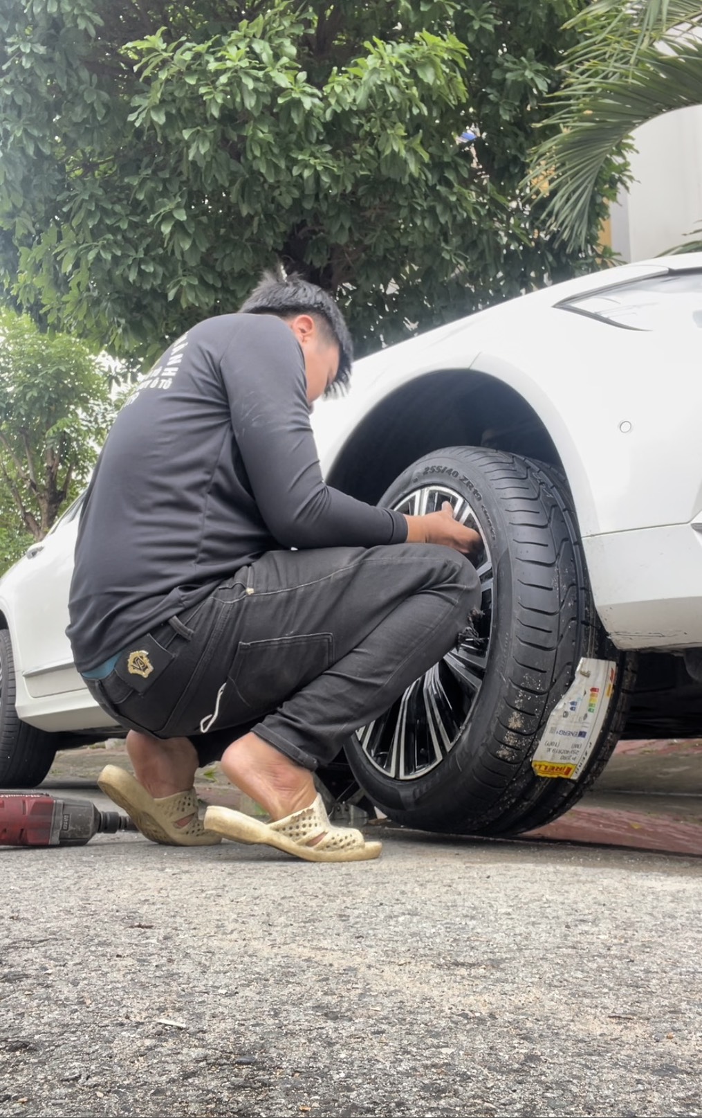 Thay mới lốp ô tô tại nhà Quận 10