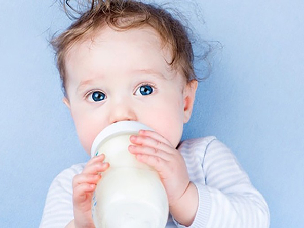 Mẹ có nên cho trẻ sơ sinh uống sữa nguội không?