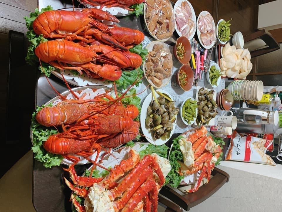 Nhà giàu đãi tiệc hải sản ra sao