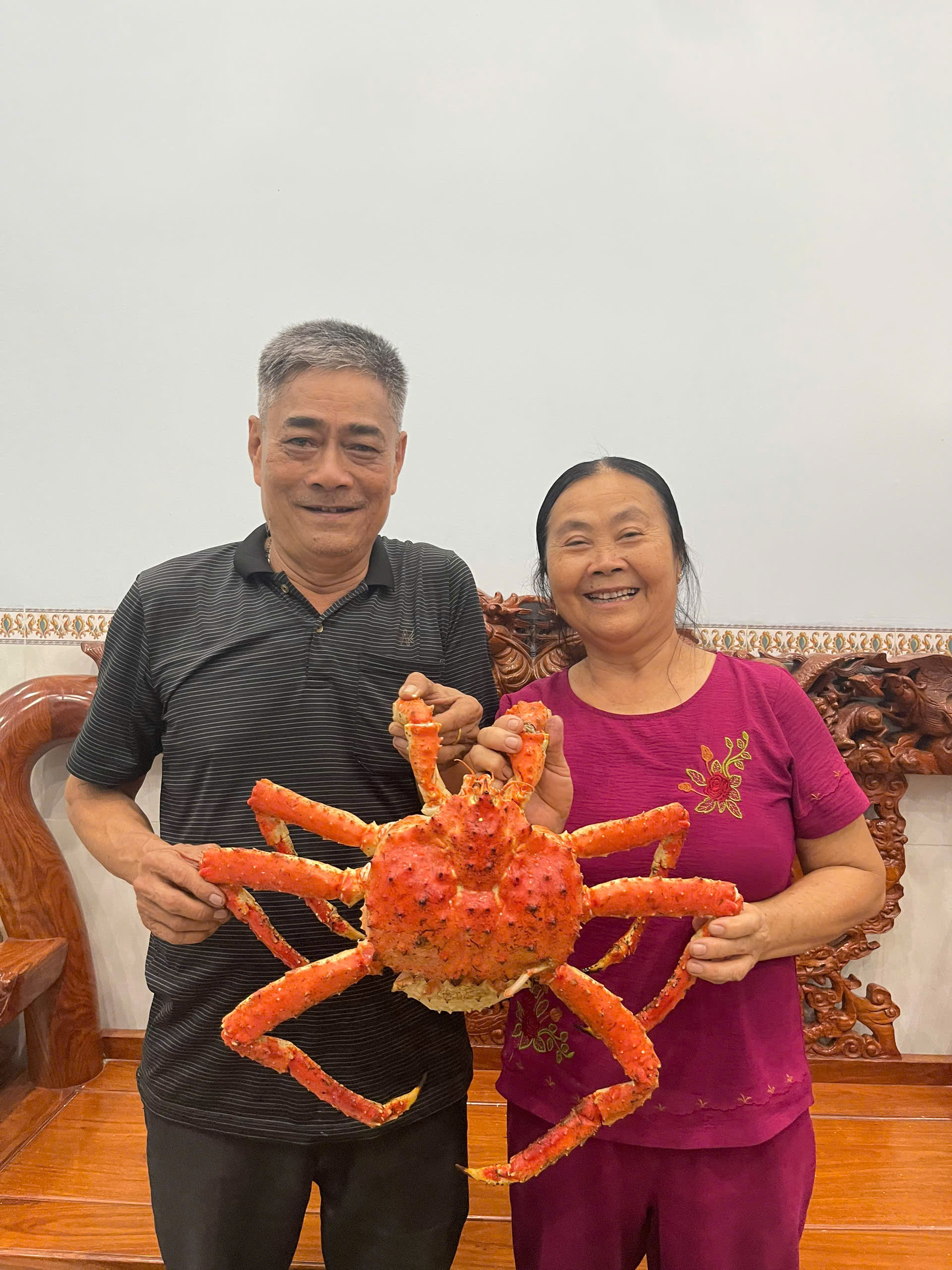 SO SÁNH CUA HOÀNG ĐẾ VÀ CUA CÀ MAU – NÊN TẶNG MÓN NÀO DỊP VU LAN?