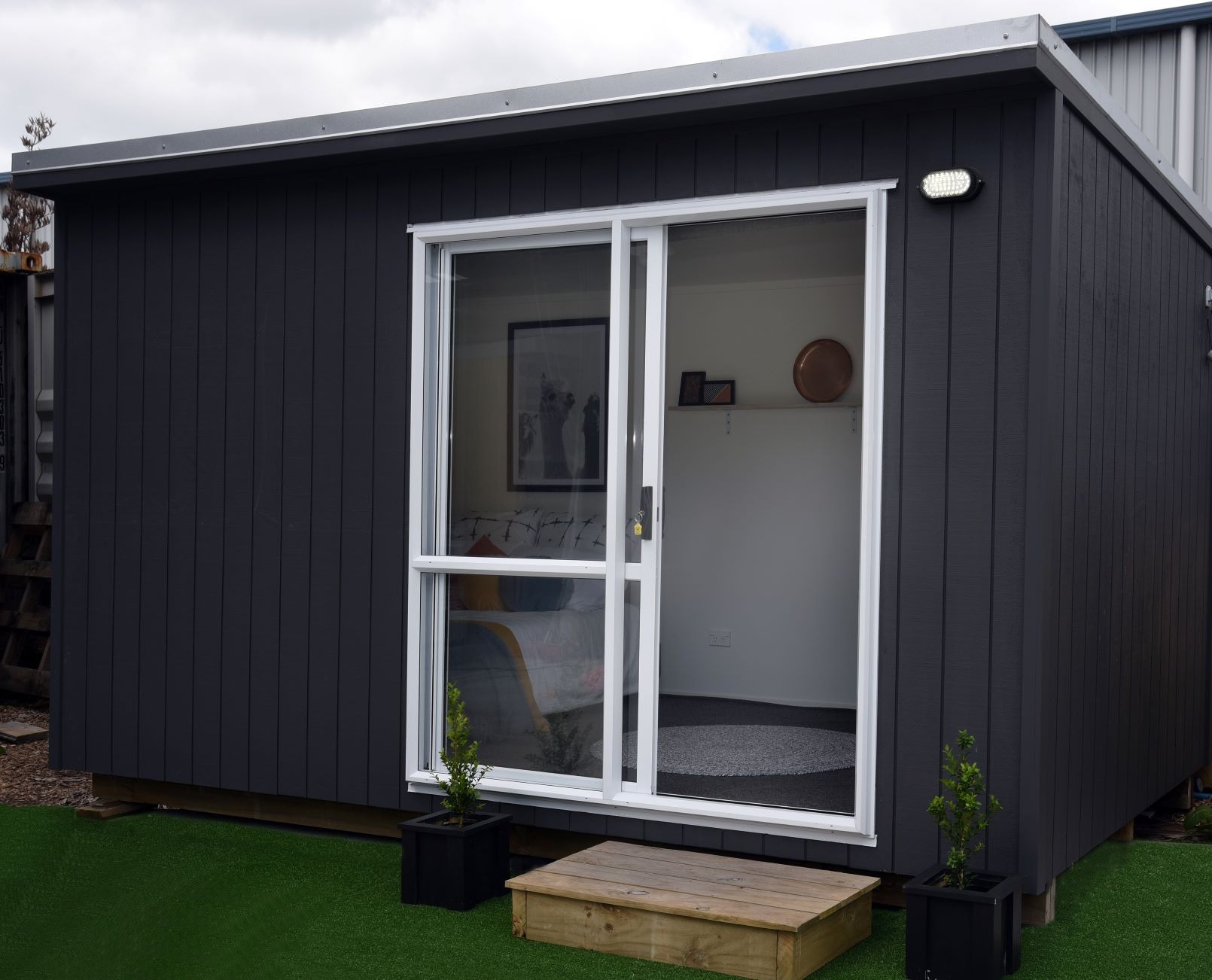 LARGE CABIN - 4.2 x 2.4 m