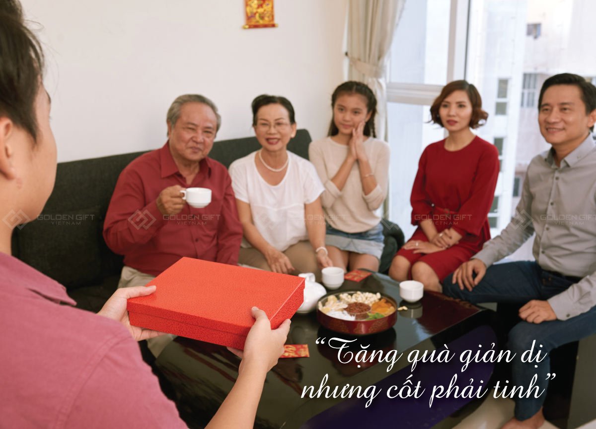 Nghệ thuật tặng quà trong văn hóa Việt: Sự tinh tế trong chọn – tặng – nhận quà Nghệ thuật tặng quà trong văn hóa Việt: Sự tinh tế trong chọn – tặng – nhận quà