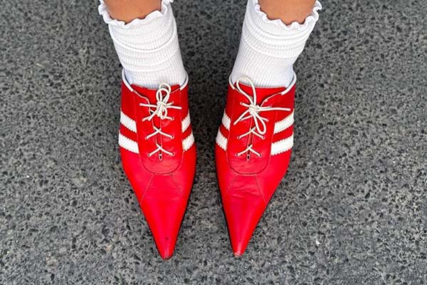 SẮC ĐỎ LEN LỎI VÀO TỦ GIÀY MÙA THU CỦA HỘI “IT-GIRL” ĐÌNH ĐÁM