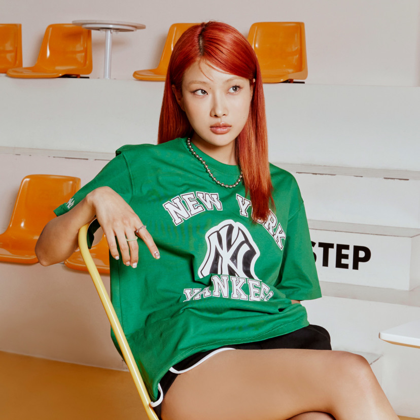 ÁO THUN MLB VARSITY GRAPHIC OVERFIT T-SHIRT NY XANH LÁ - 3ATSV0233-50GNP