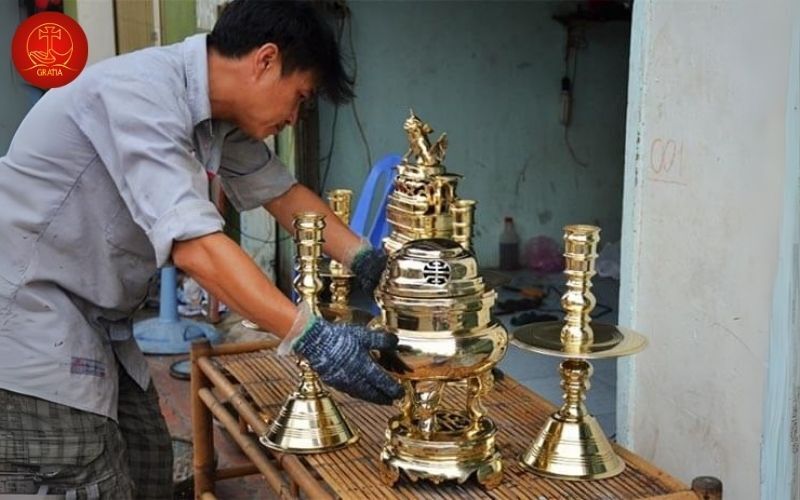 Vệ sinh lư hương đồng đúng cách giúp duy trì độ bóng và kéo dài tuổi thọ.