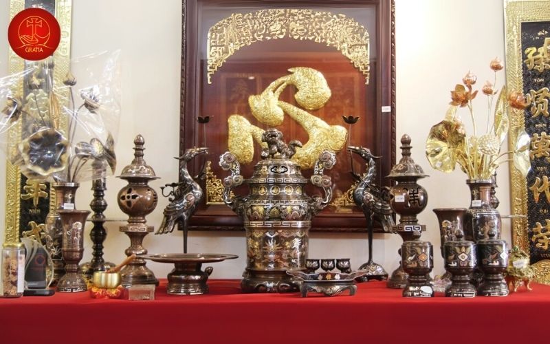 Lư hương cần được đặt trung tâm bàn thờ, tạo không gian thiêng liêng và hài hòa