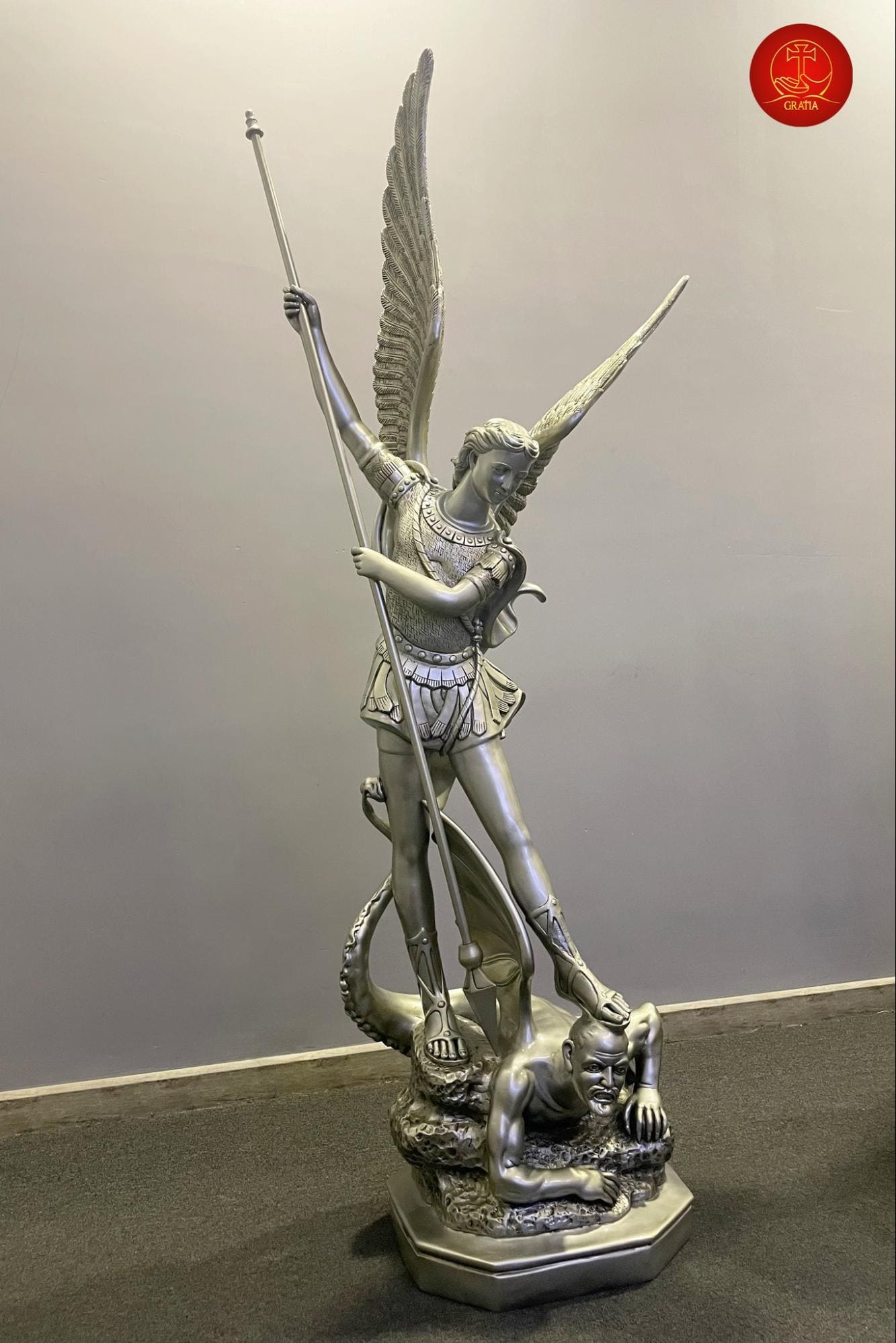 Tượng Micae ngoài trời