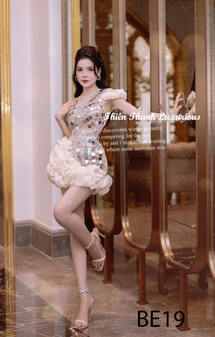 Đầm Ngắn Chéo Vai Tráng Gương Nhún Phồng