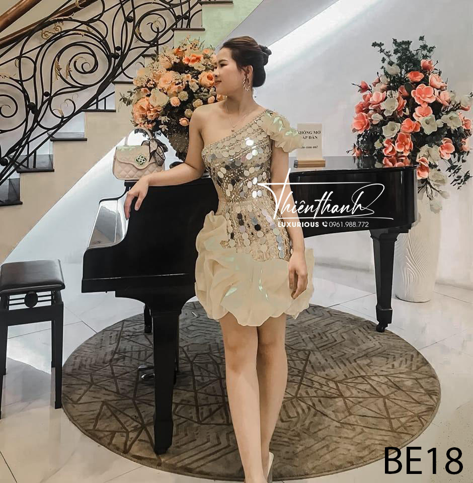 Đầm Ngắn Chéo Vai Tráng Gương Nhún Phồng