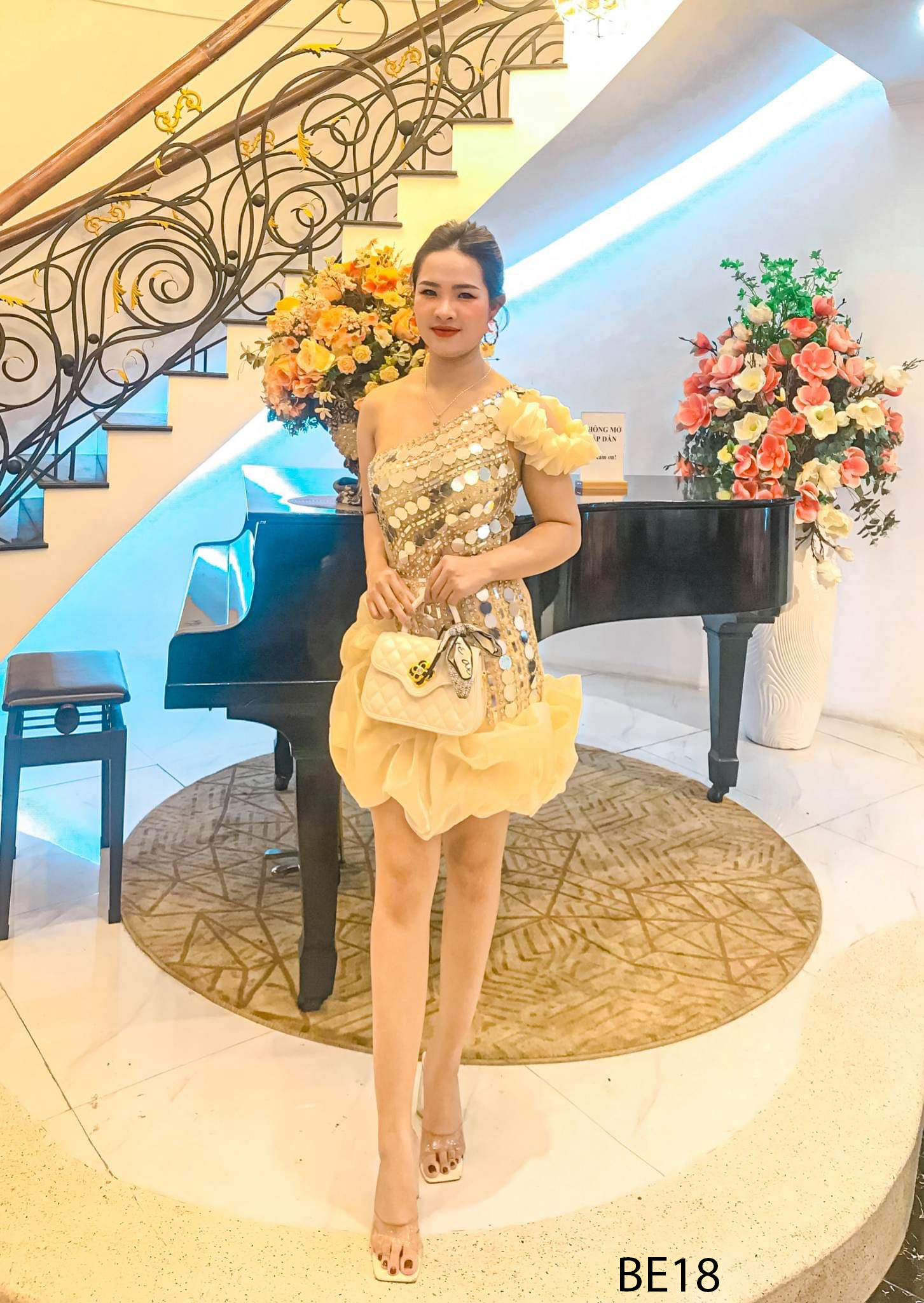 Đầm Ngắn Chéo Vai Tráng Gương Nhún Phồng
