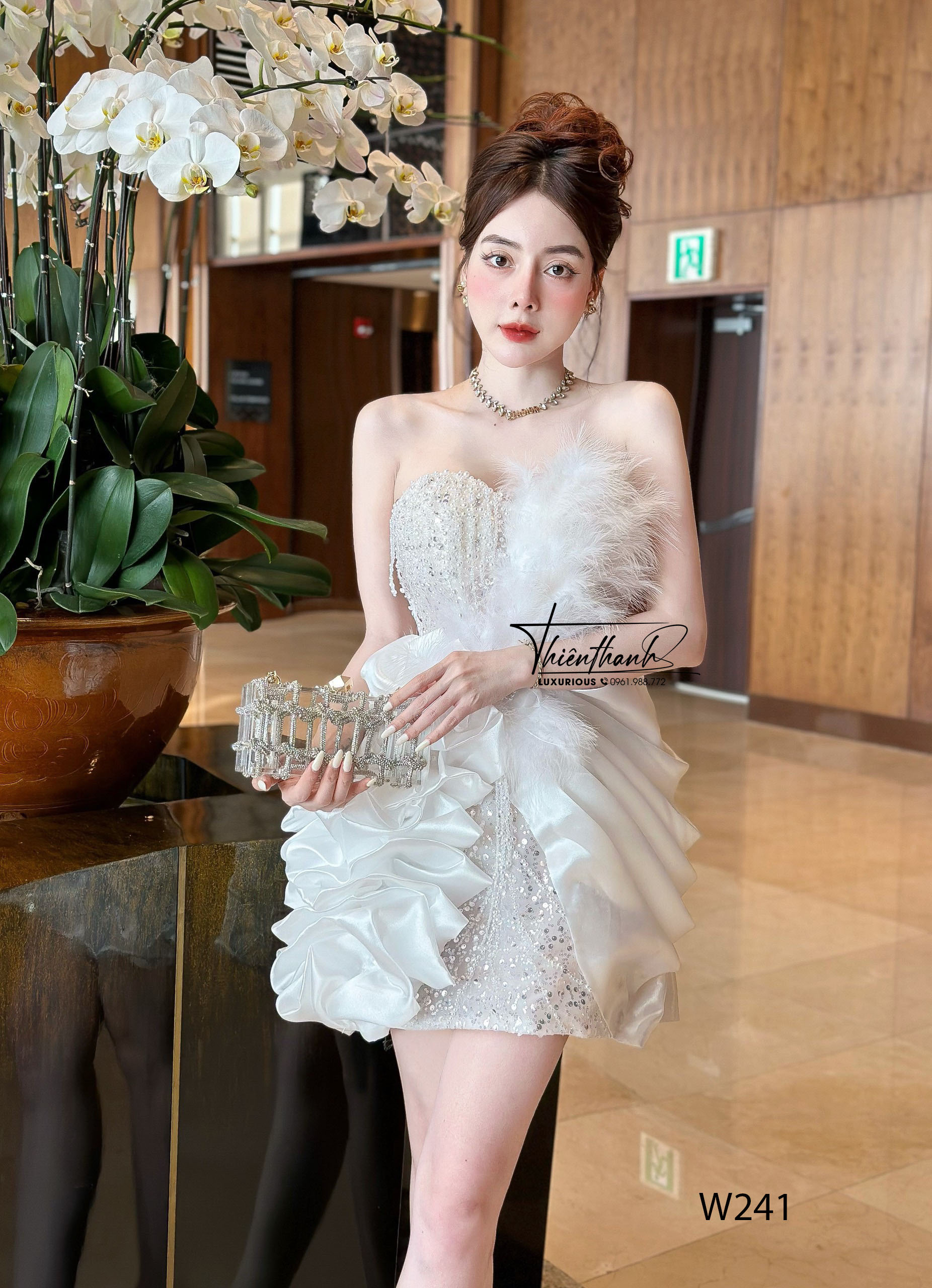 Đầm TK Ngắn Cúp Ngực Đính Đá Tua Rua Kèm Lông