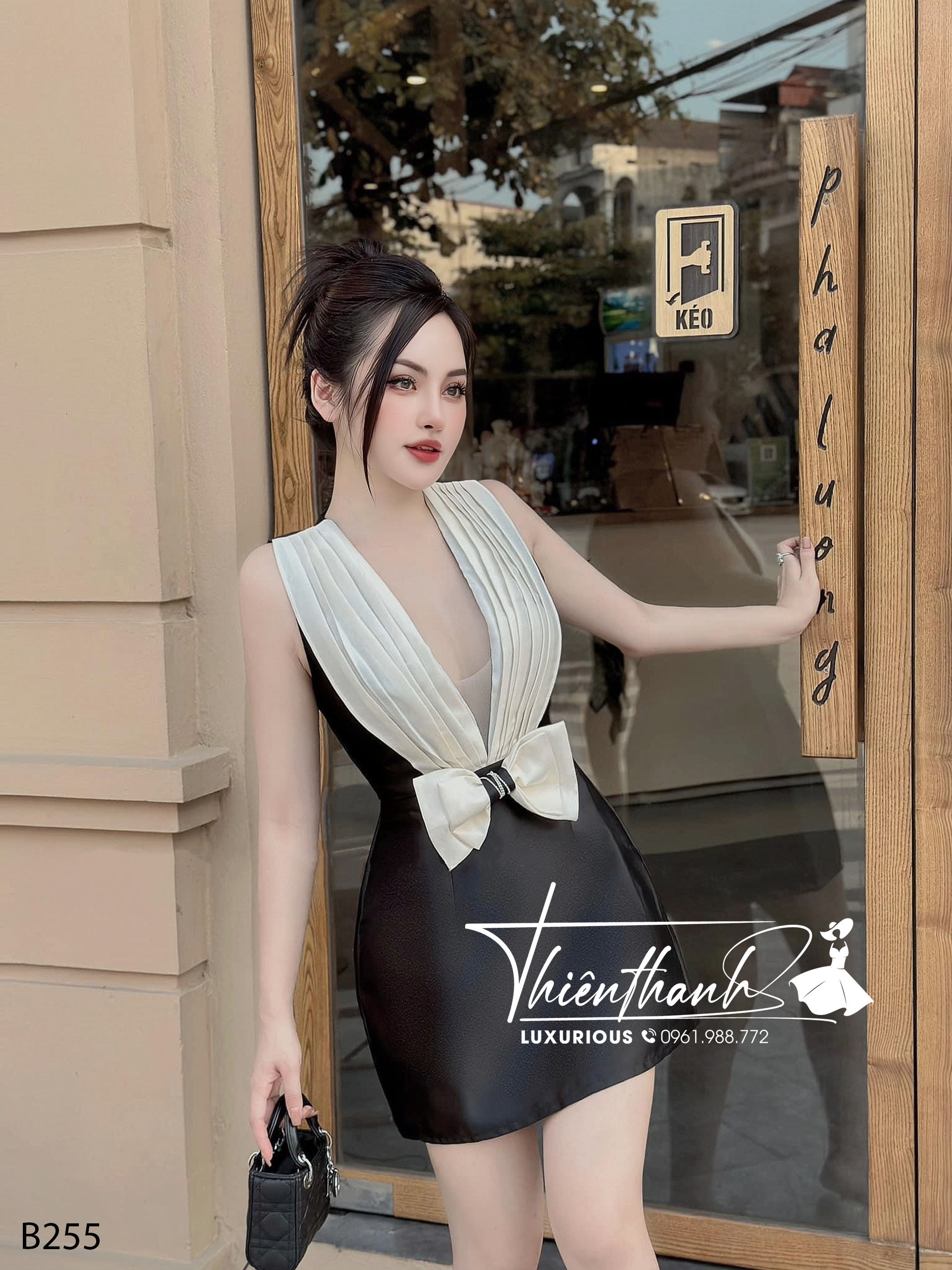 Đầm TK Ngắn Cổ V Khoét Sâu Đính Nơ