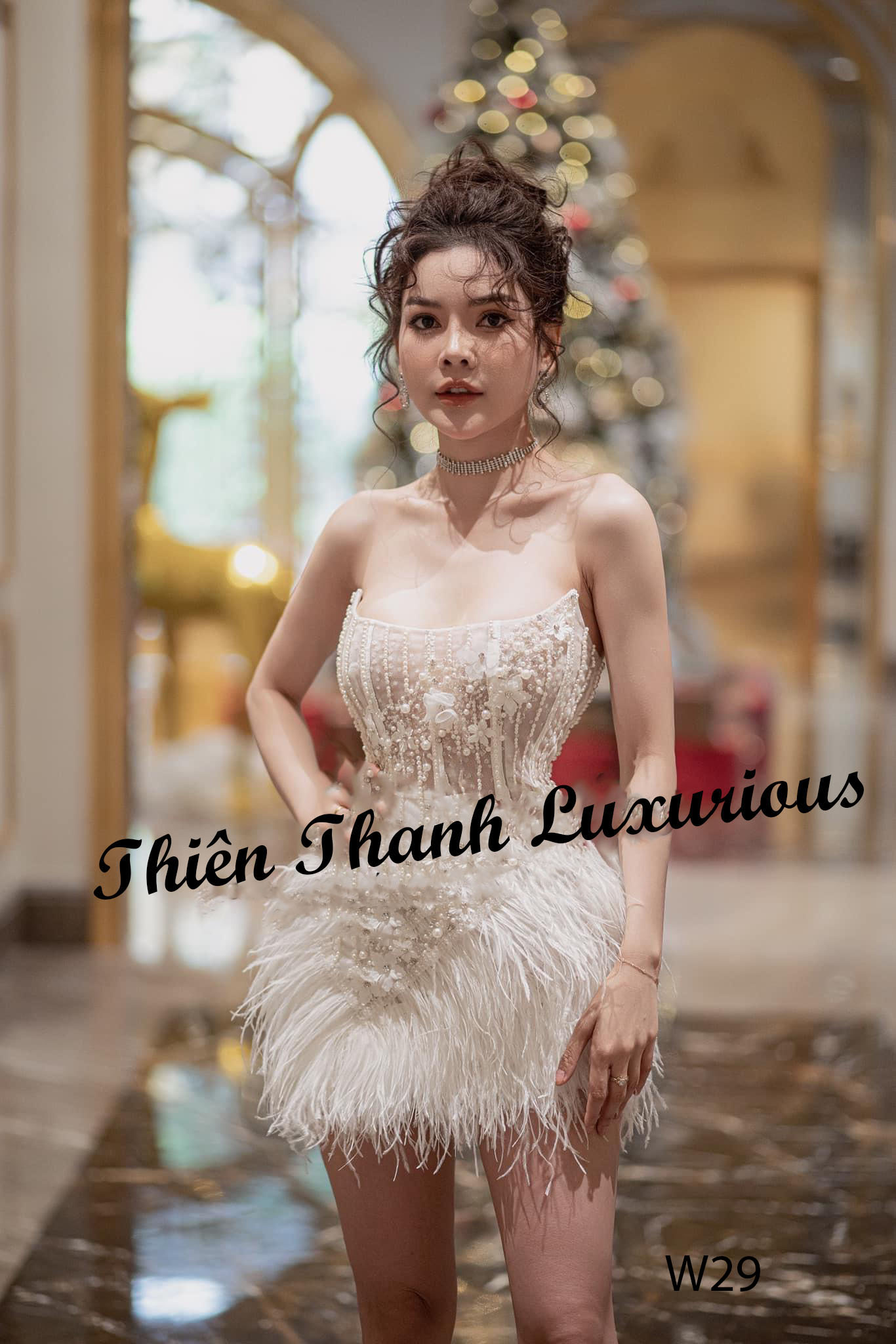 Đầm TK Trắng Cúp Ngực Ngắn Lông Vũ Đính Hoa