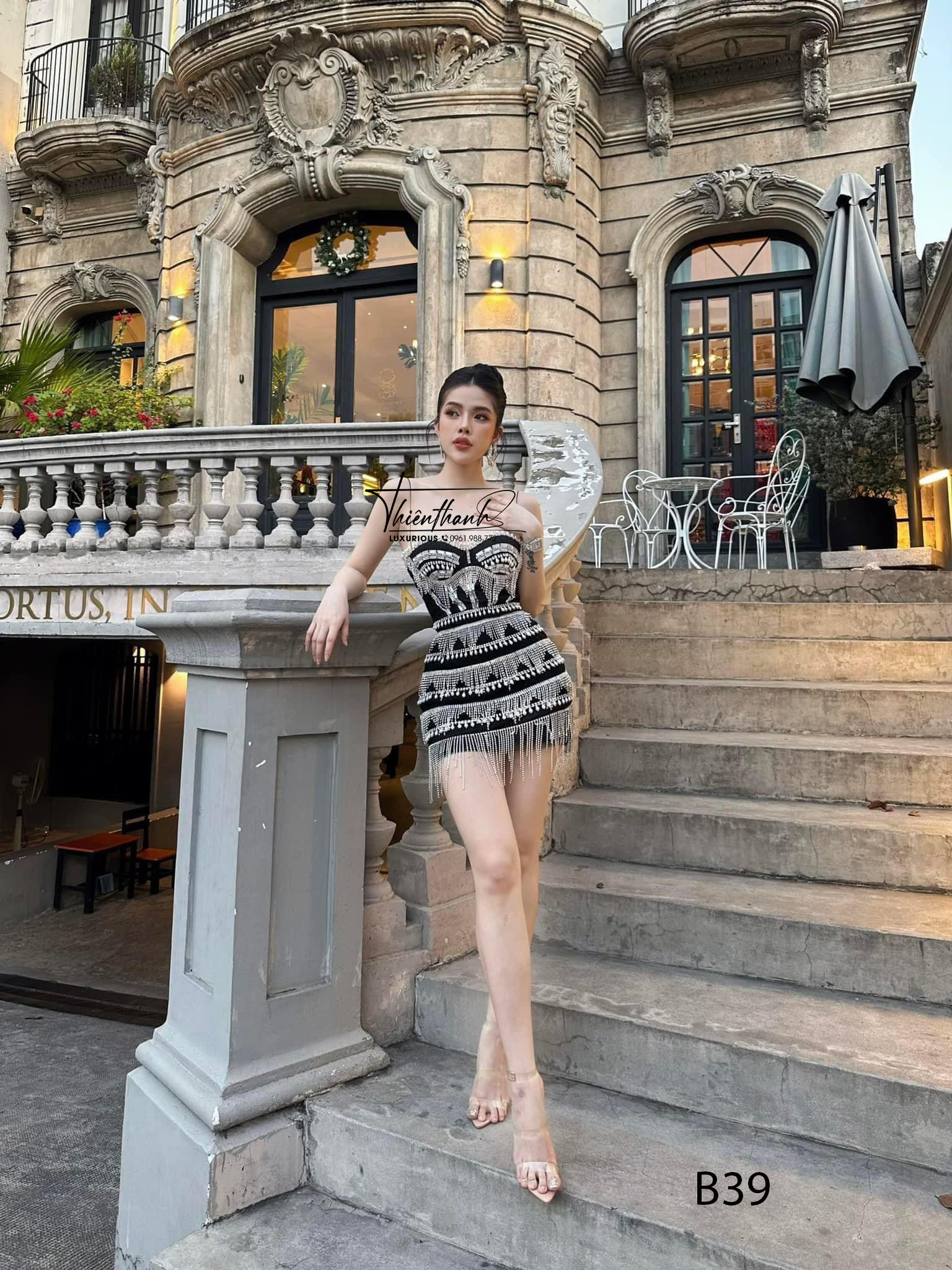 Đầm TK Ngắn Cúp Ngực Đính Đá Tua Rua Mũi Nhọn