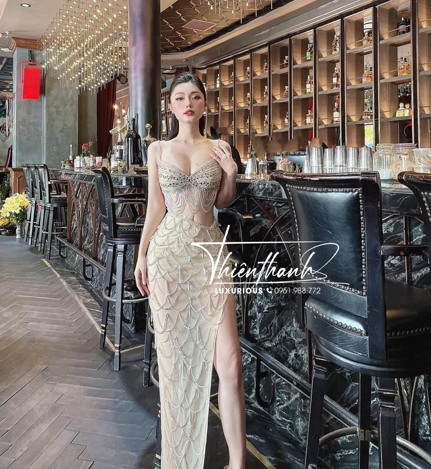 Đầm Hai Dây Dài Xẻ Tà Đính Kết