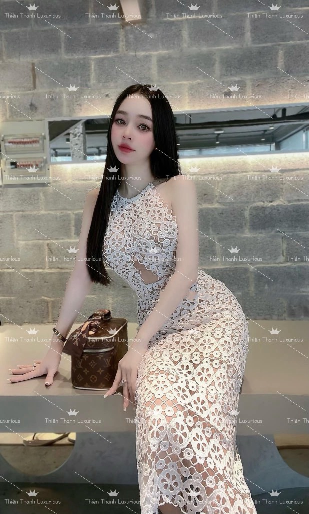 Đầm Ren Body Dài Yếm Khoét Ngực Hở Lưng