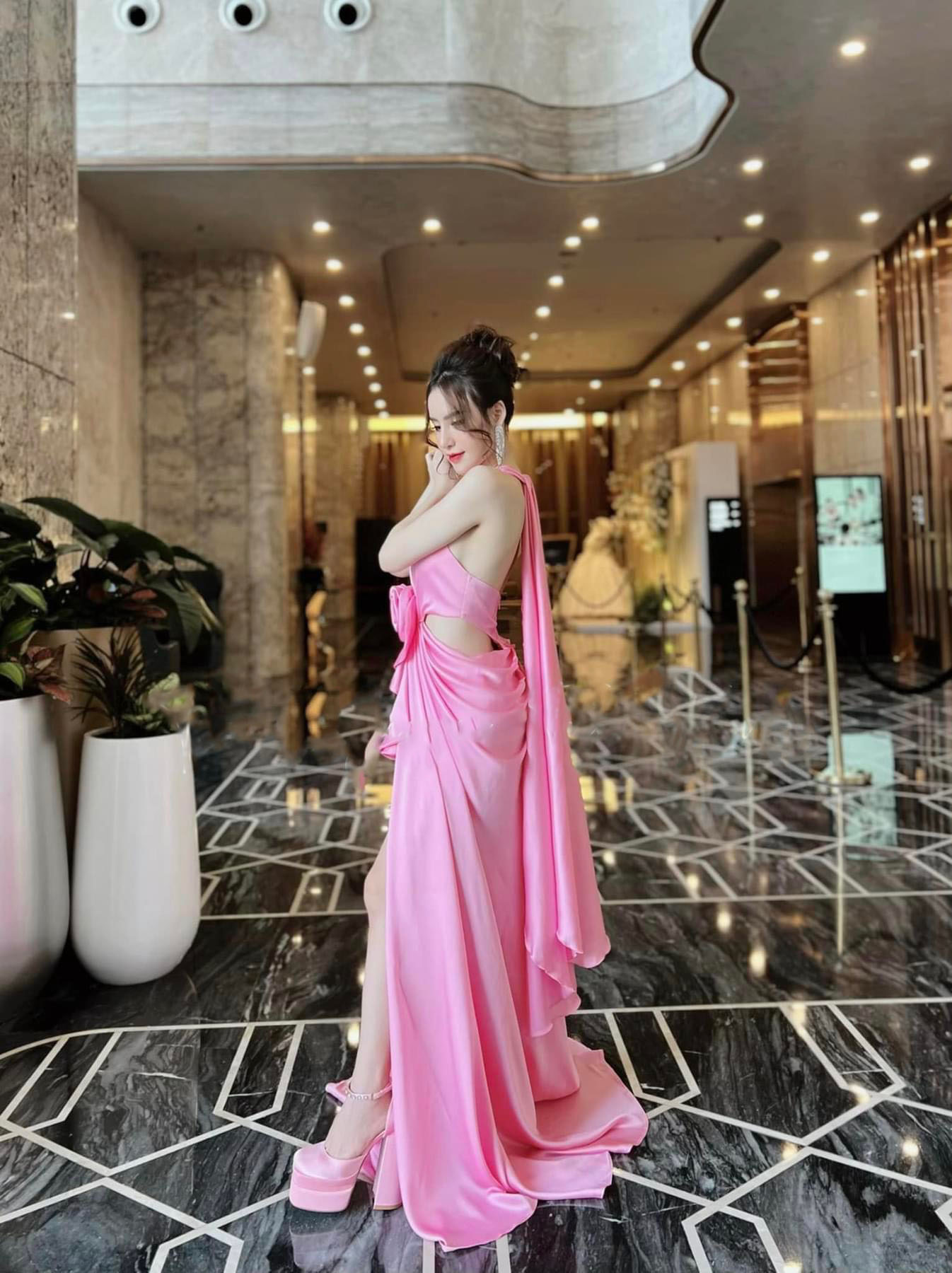 Đầm TK Dài Khoét Eo Hoa Hồng Xẻ Tà