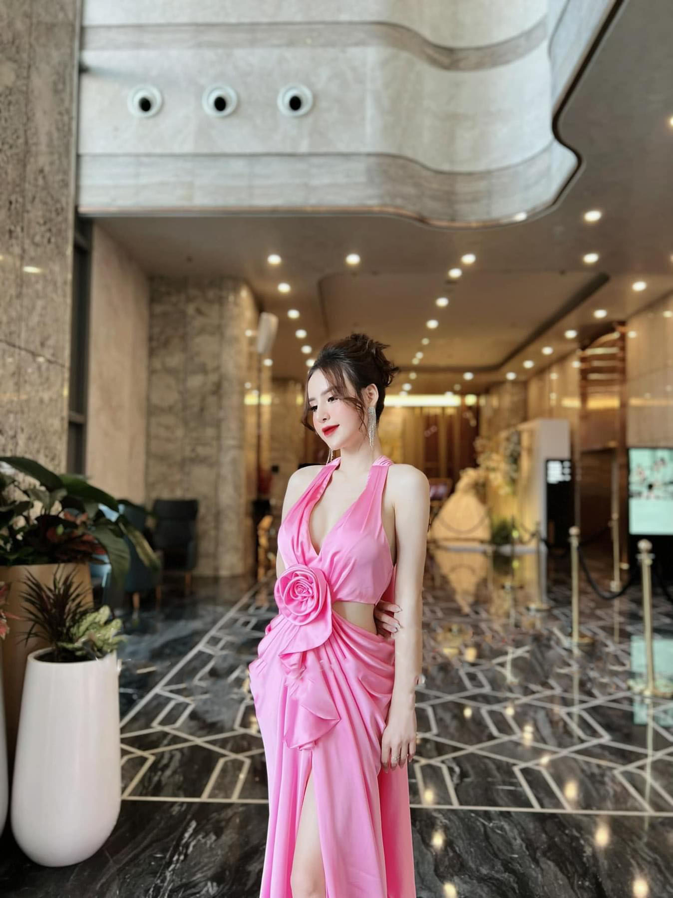 Đầm TK Dài Khoét Eo Hoa Hồng Xẻ Tà