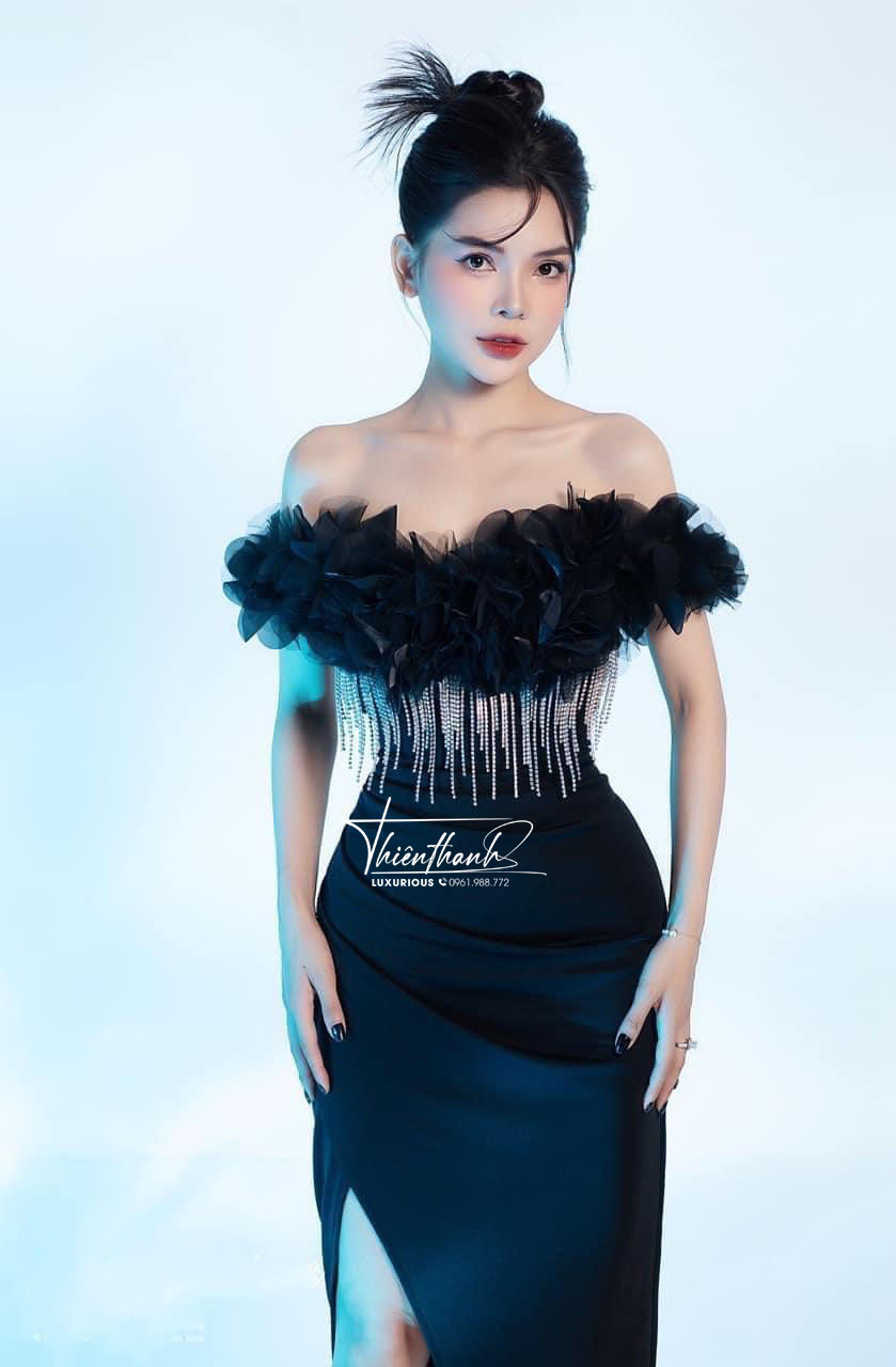 Đầm TK Dài Cúp Ngực Xẻ Tà Đính Hoa Kết Đá
