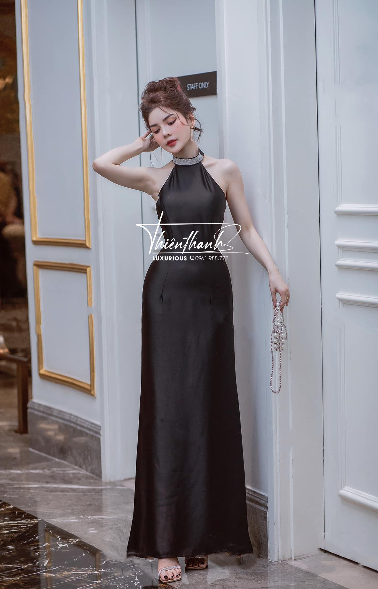 Đầm TK Lụa Cổ Yếm Đính Đá Dáng Dài Có Mút Ngực