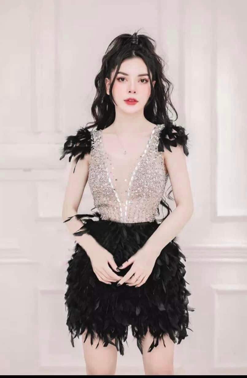 Đầm TK Ngắn Xẻ Ngực Đính Đá Kèm Lông