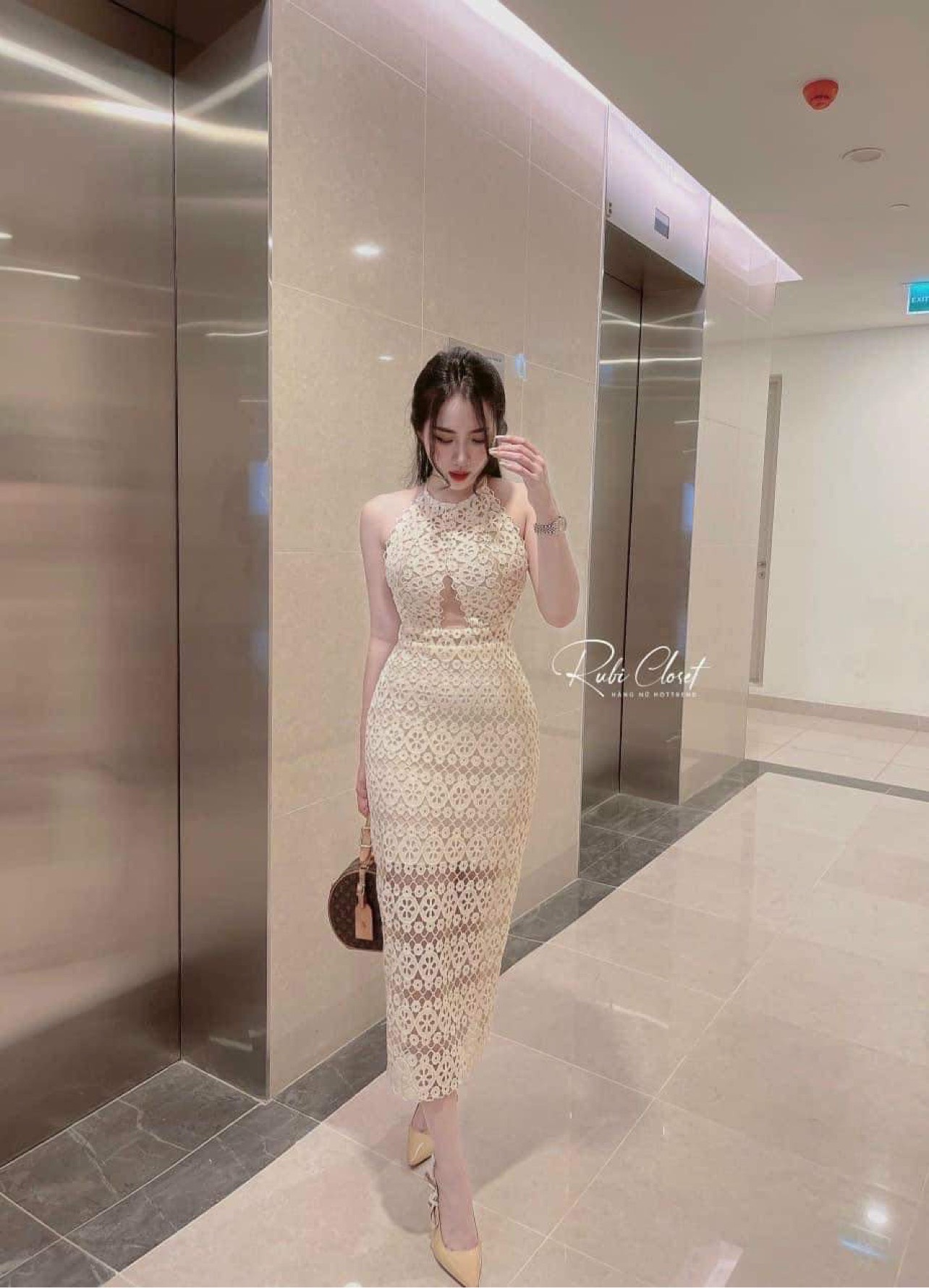 Đầm Ren Body Dài Yếm Khoét Ngực Hở Lưng