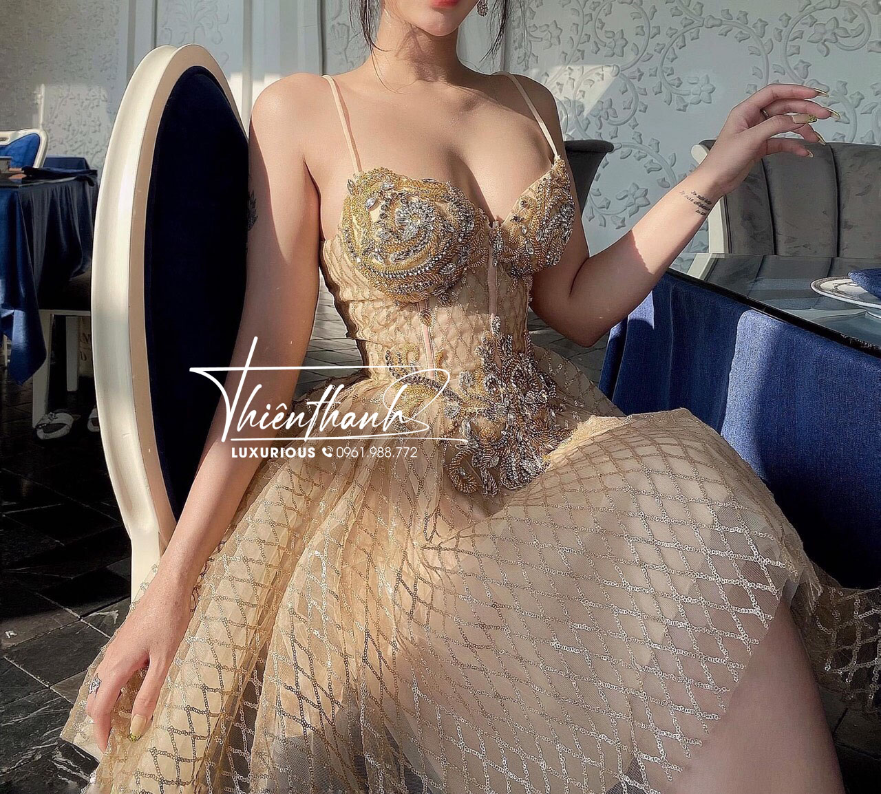 Đầm TK Ngắn Hai Dây Xoè Vàng Ánh Kim Đính Đá