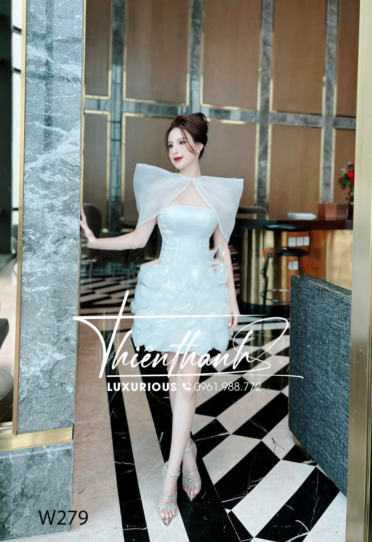 Đầm Ngắn Cúp Ngực Kết Hoa Hồng 3D Kèm Khoác Vai