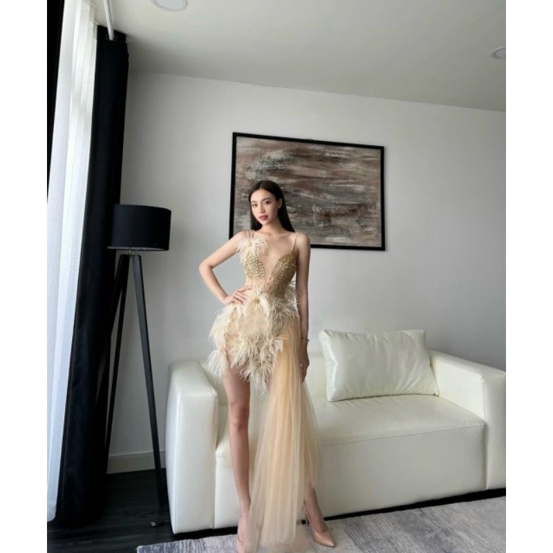 Đầm TK Ngắn Hai Dây Có Đuôi Đính Đá Kèm Lông Vũ