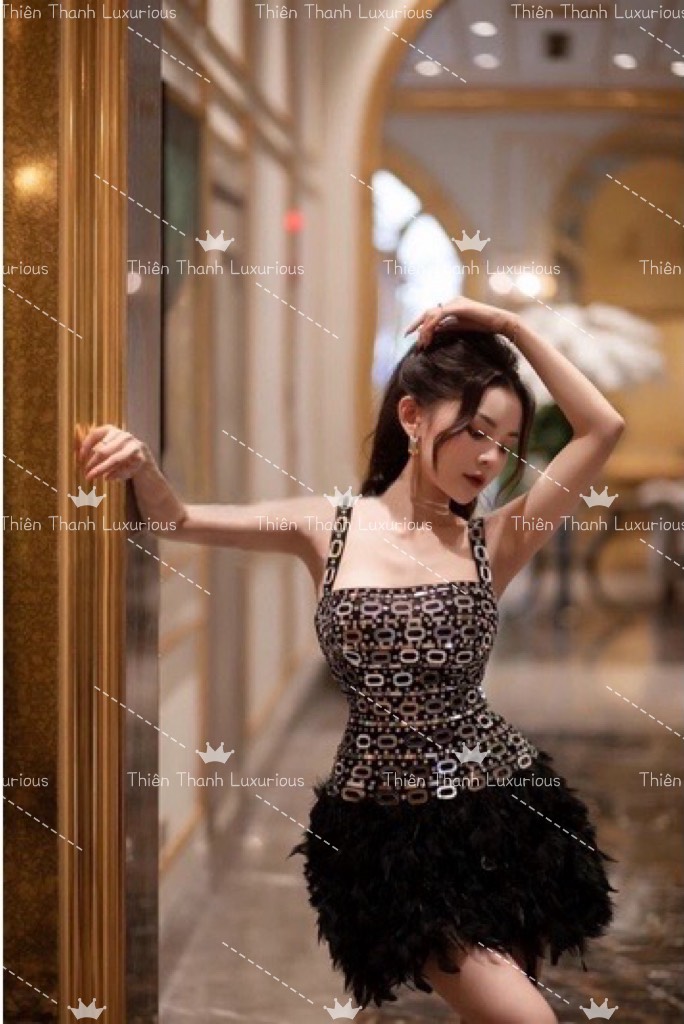 Đầm TK Ngắn Hai Dây Body Đính Lông Tráng Gương Mắt Xích