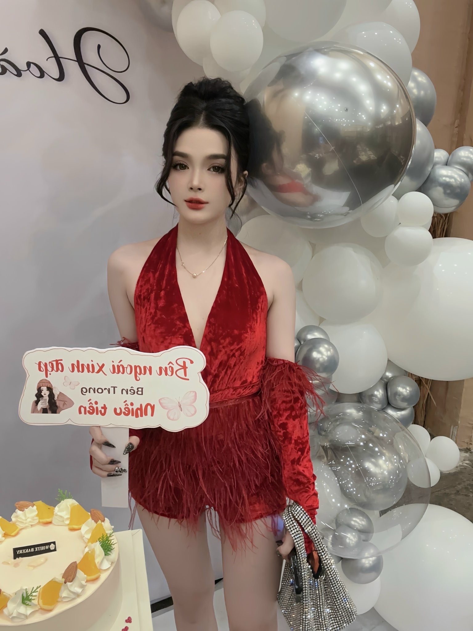 Đầm TK Ngắn Cổ Yếm Khoét Ngực Kết Lông Vũ Kèm Găng Tay
